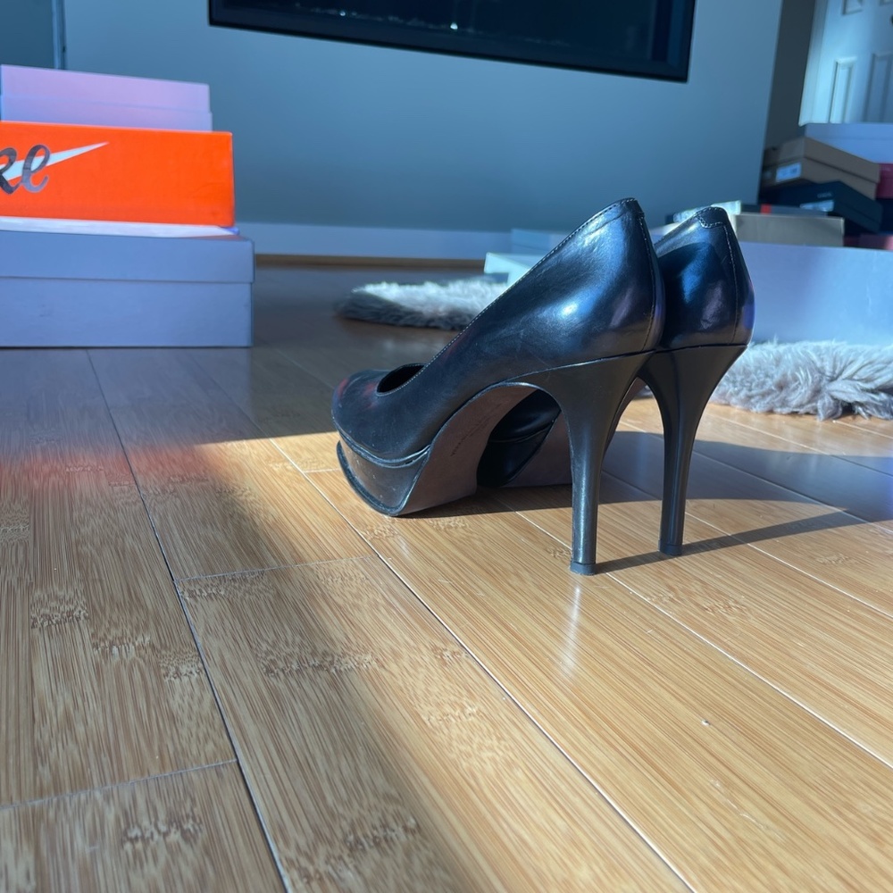 Black classic pumps